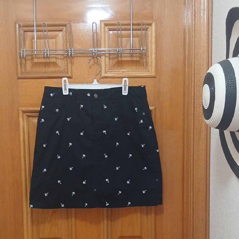Croft & Barrow Black Skort with White Embroidered Palm Trees Size 8